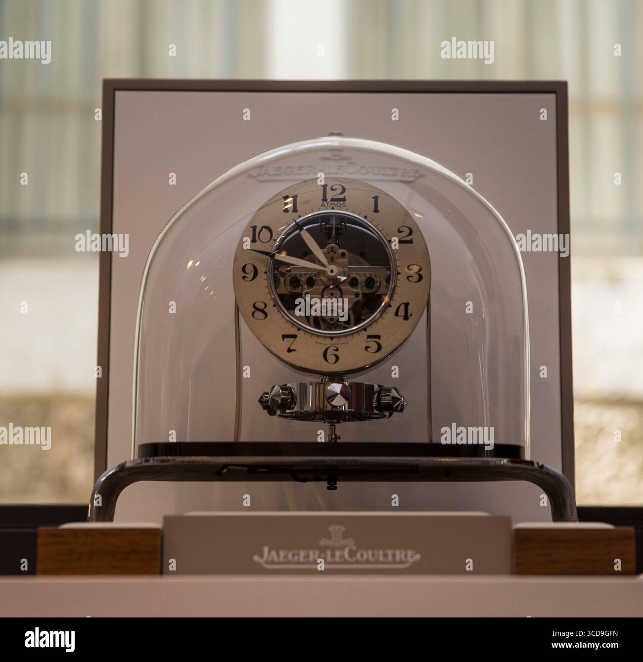 Orologio da tavolo di lusso Jaeger-LeCoultre sotto la cupola in vetro, caratterizzato da un design meccanico intricato, artigianato classico ed elegante display orologico. Foto Stock