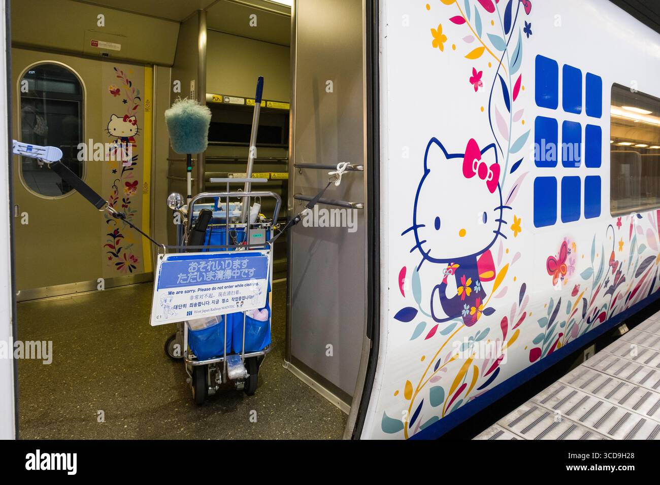 Cartello segnaletico per le pulizie appeso sulla barriera di corda attraverso l'ingresso del treno espresso Hello Kitty Haruka alla stazione ferroviaria Kansai-Aeroporto, Kansai International Foto Stock