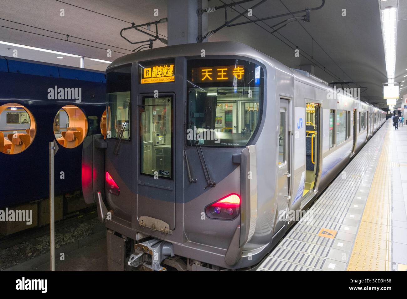 Kansai Airport Rapid Service 225-5000 serie DC Electric multiple Unit (EMU) treno gestito dalla West Japan Railway Company (JR-West) presso l'aeroporto di Kansai Foto Stock