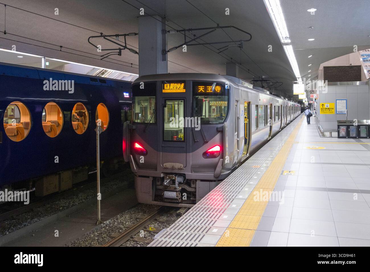 Kansai Airport Rapid Service 225-5000 serie DC Electric multiple Unit (EMU) treno gestito dalla West Japan Railway Company (JR-West) presso l'aeroporto di Kansai Foto Stock