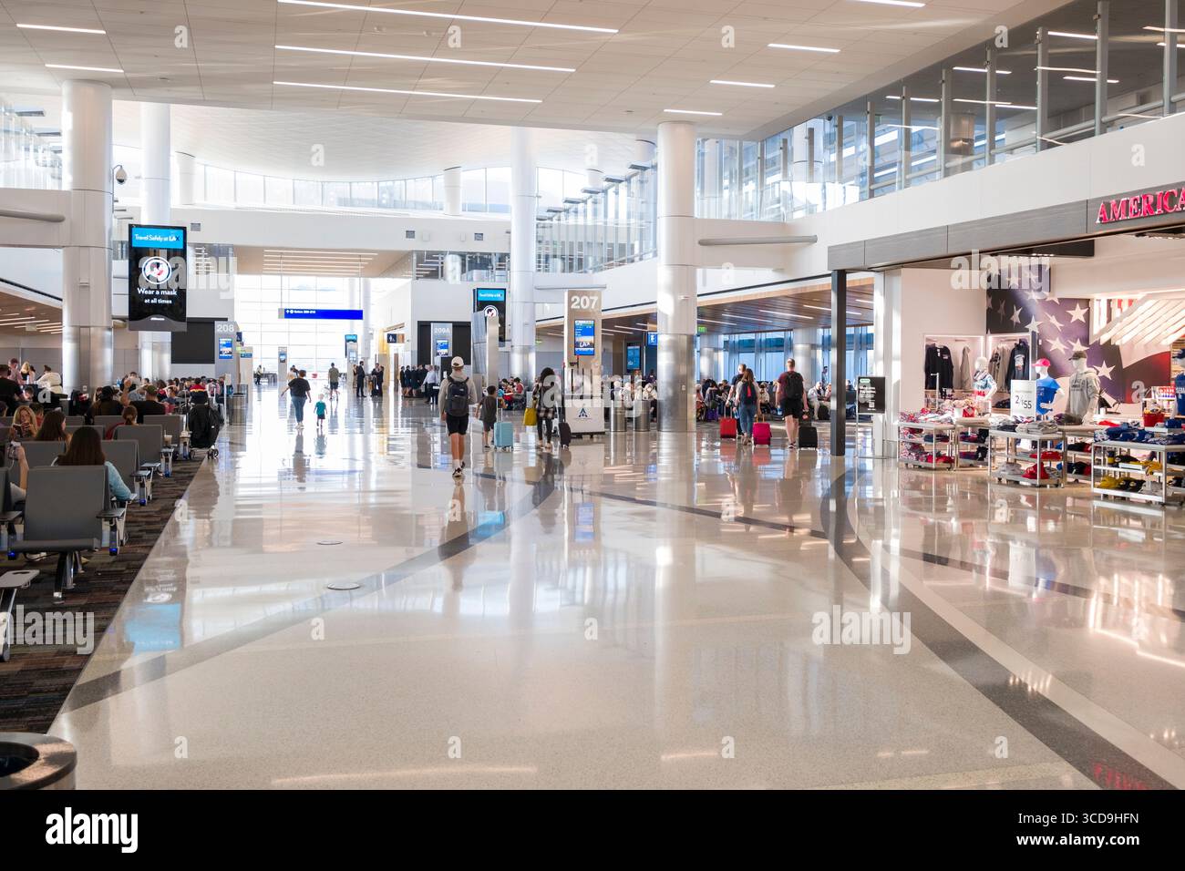 Persone che camminano nell'atrio all'interno del West Gates presso il Tom Bradley International Terminal, l'aeroporto internazionale di Los Angeles, Los Angeles, Californi Foto Stock