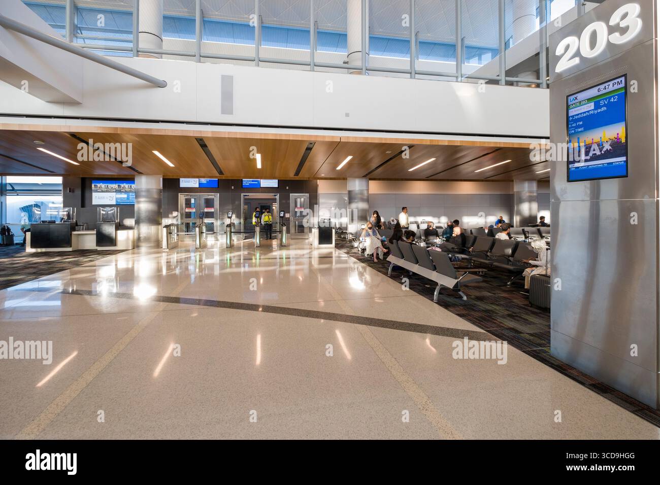 Persone che camminano nell'atrio all'interno del West Gates presso il Tom Bradley International Terminal, l'aeroporto internazionale di Los Angeles, Los Angeles, Californi Foto Stock