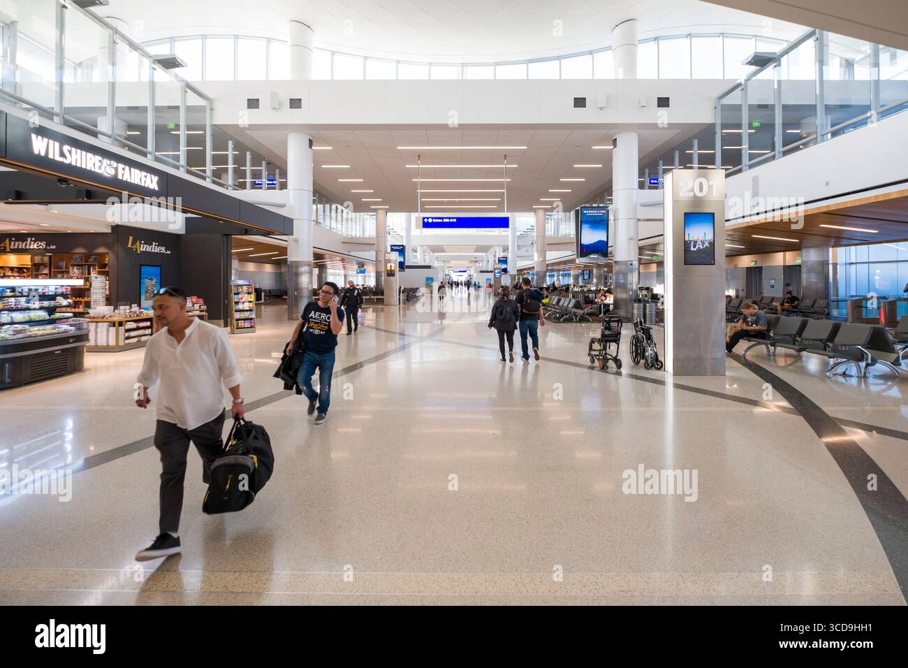 Persone che camminano nell'atrio all'interno del West Gates presso il Tom Bradley International Terminal, l'aeroporto internazionale di Los Angeles, Los Angeles, Californi Foto Stock