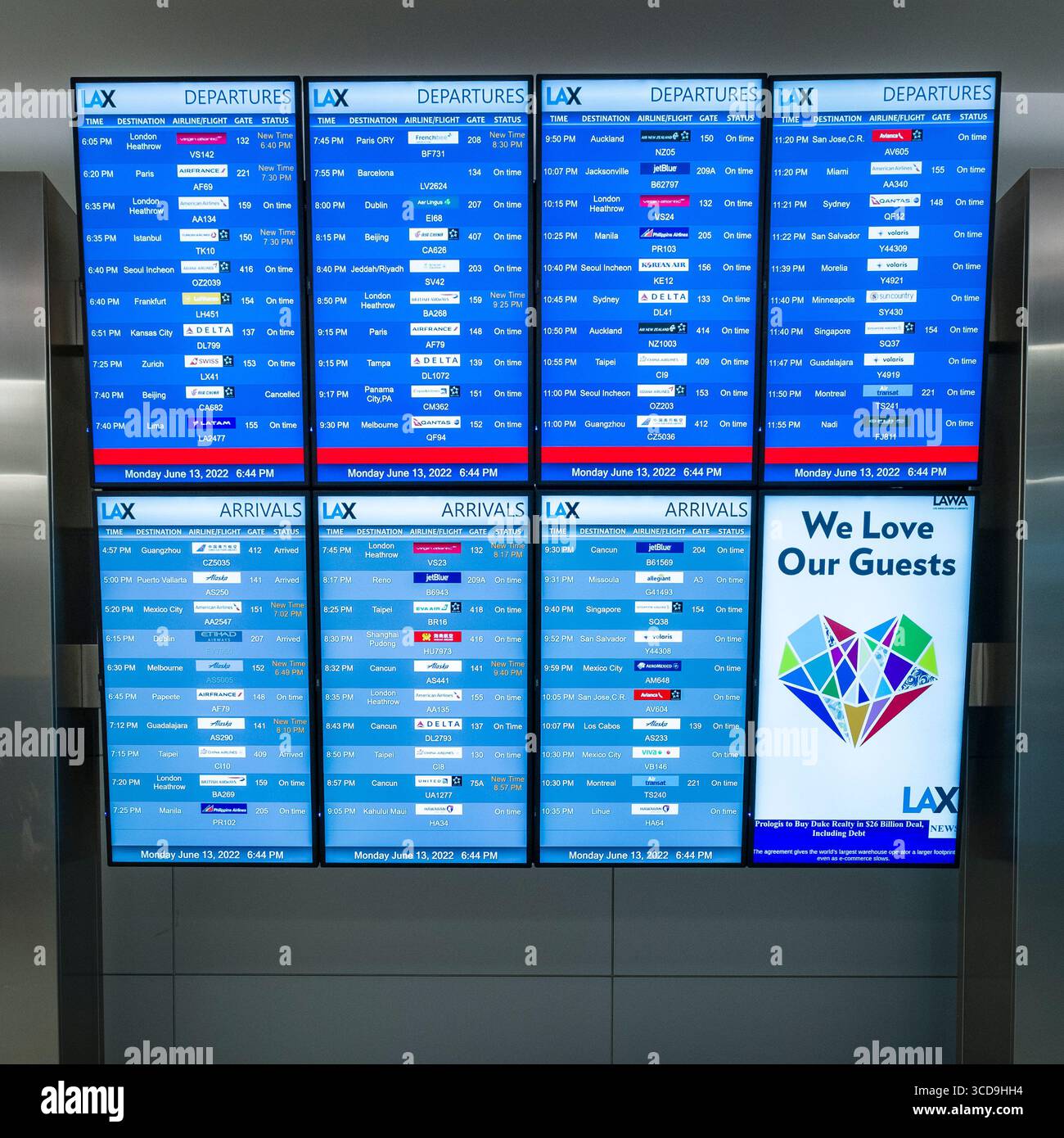 Monitora le informazioni sui voli all'interno delle porte occidentali presso il Tom Bradley International Terminal, l'aeroporto internazionale di Los Angeles, Los Angeles, Californ Foto Stock