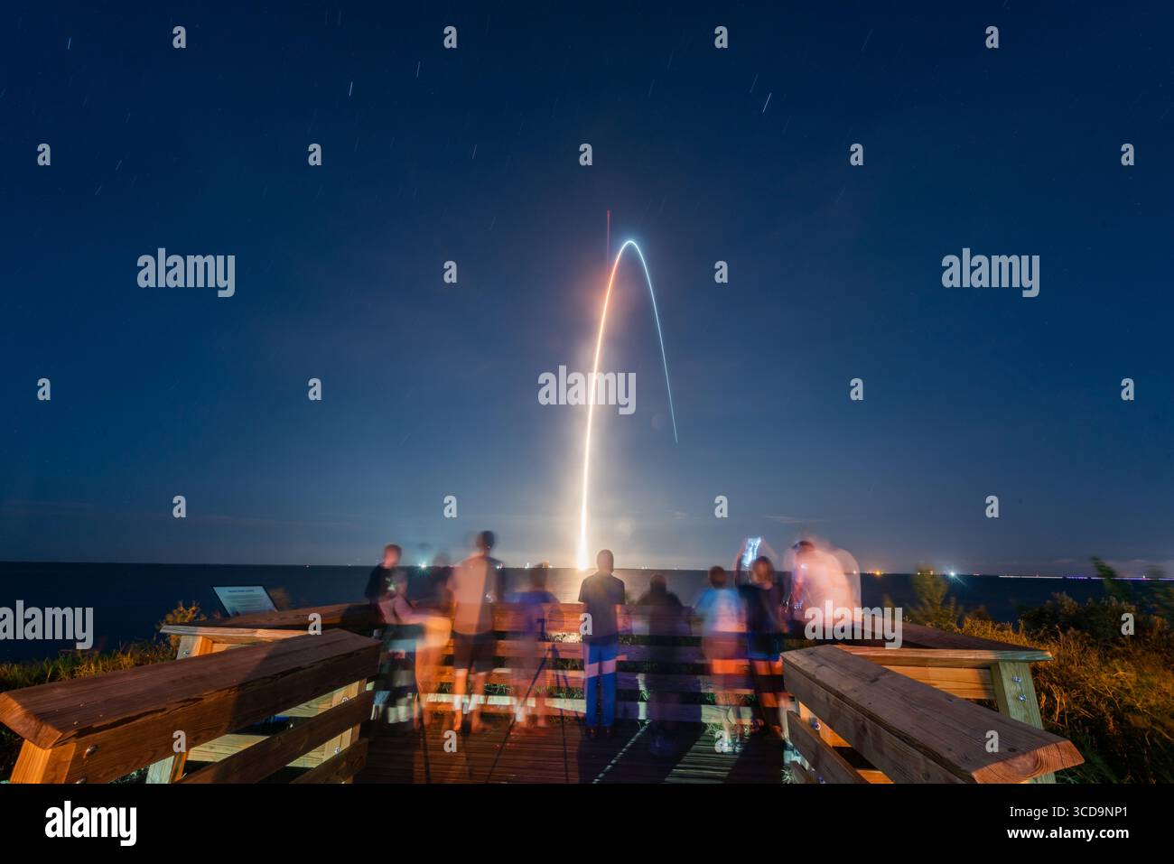 12 agosto 2025: Gli spettatori al Kirk Point Park di Titusville, Florida, osservano il lancio dell'ULA UFFS-106 a bordo del Vulcan Rocket alle 20:56. Questo segnò la prima missione di sicurezza nazionale di Vulcan. Crediti: Brandon Moser/Alamy Live News Foto Stock