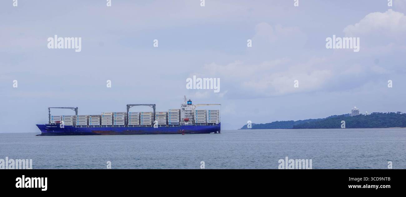 La nave portacontainer con l'insegna "Maersk" naviga vicino alla costa di Panama, evidenziando il commercio internazionale, la logistica marittima e le operazioni commerciali globali. Foto Stock