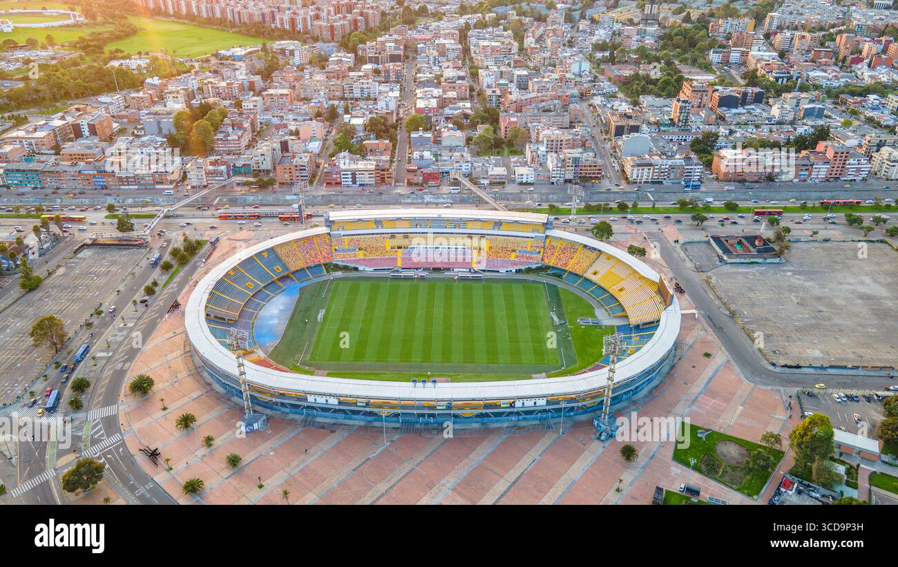 Splendida vista aerea dello stadio El Campin di Bogotá, Colombia, che mostra la sua atmosfera vivace e il paesaggio urbano circostante. Foto Stock