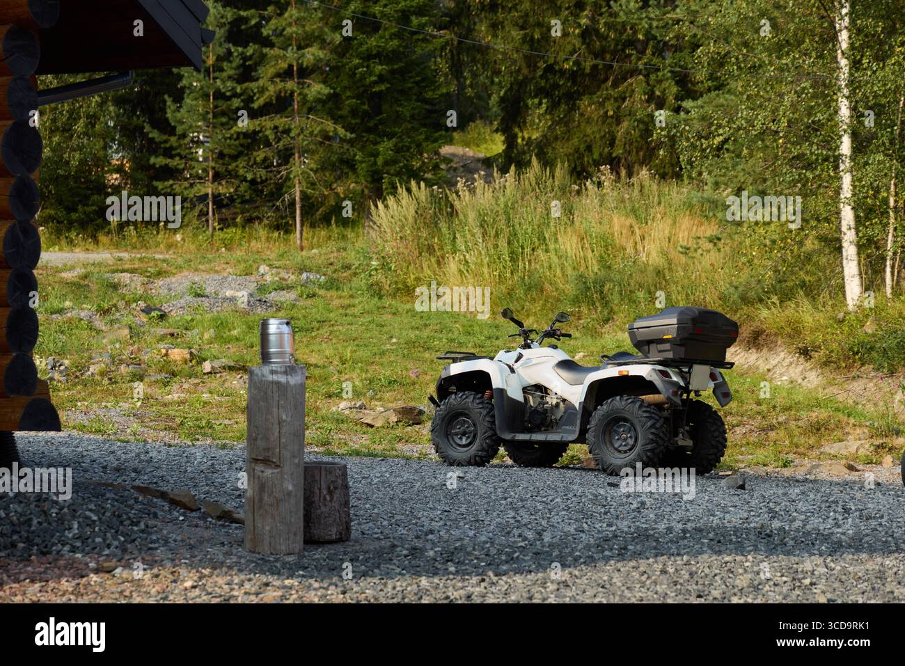 Goditi un'entusiasmante avventura in quad esplorando splendidi paesaggi fuoristrada in natura Foto Stock