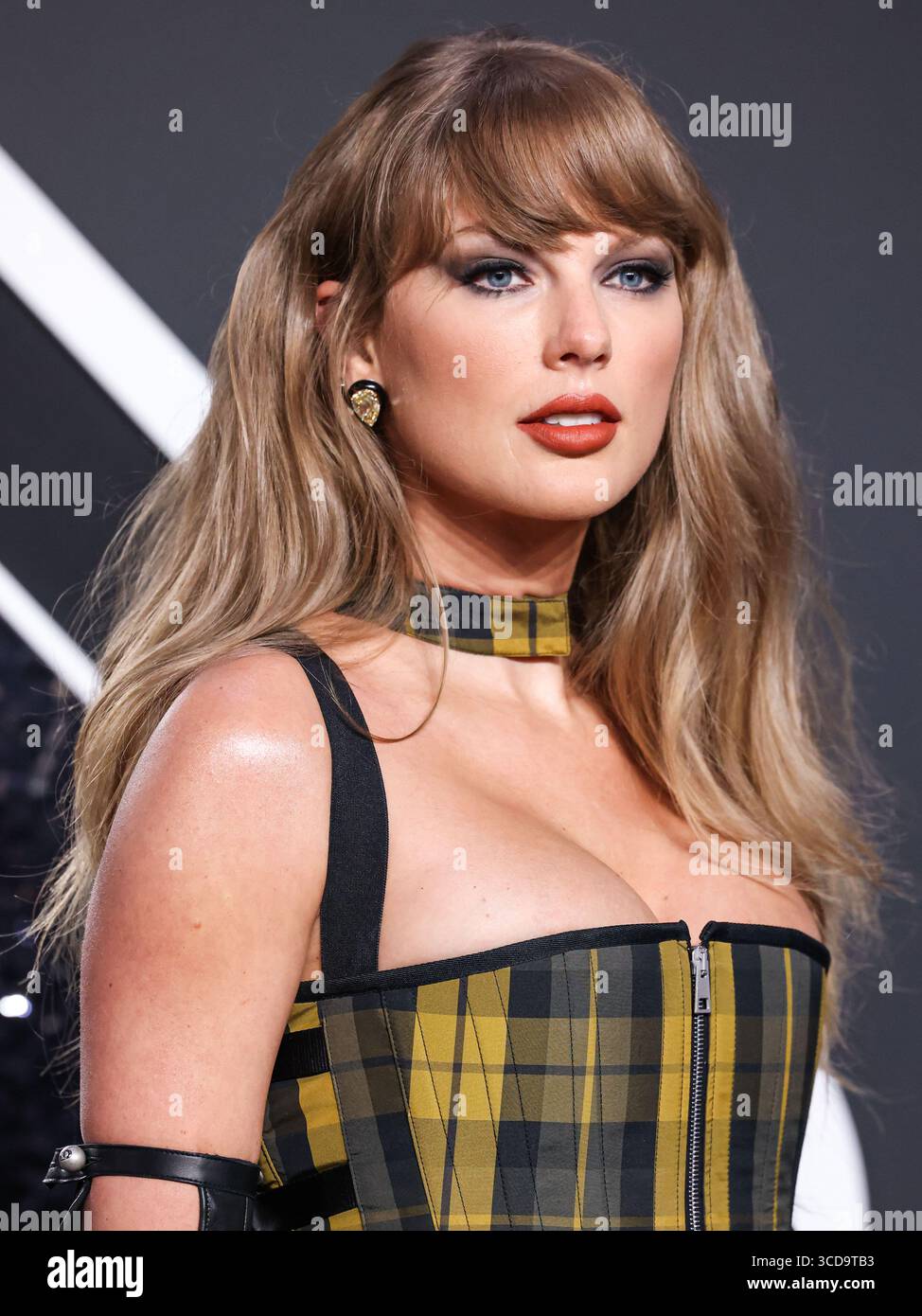 (FILE) Taylor Swift annuncia il nuovo album, "The Life of a Showgirl". L'annuncio a sorpresa del dodicesimo album in studio originale della vincitrice del Grammy è arrivato in modo drammatico, come un conto alla rovescia sul suo sito web è sceso fino alle 00:12 del mattino ora orientale di martedì 12 agosto 2025. ELMONT, NEW YORK, Stati Uniti d'America - 11 SETTEMBRE: La cantautrice statunitense Taylor Swift che indossa Dior arriva agli MTV Video Music Awards 2024 che si sono tenuti all'UBS Arena l'11 settembre 2024 a Elmont, New York, Stati Uniti. (Foto di Xavier Collin/Image Press Agency) Foto Stock