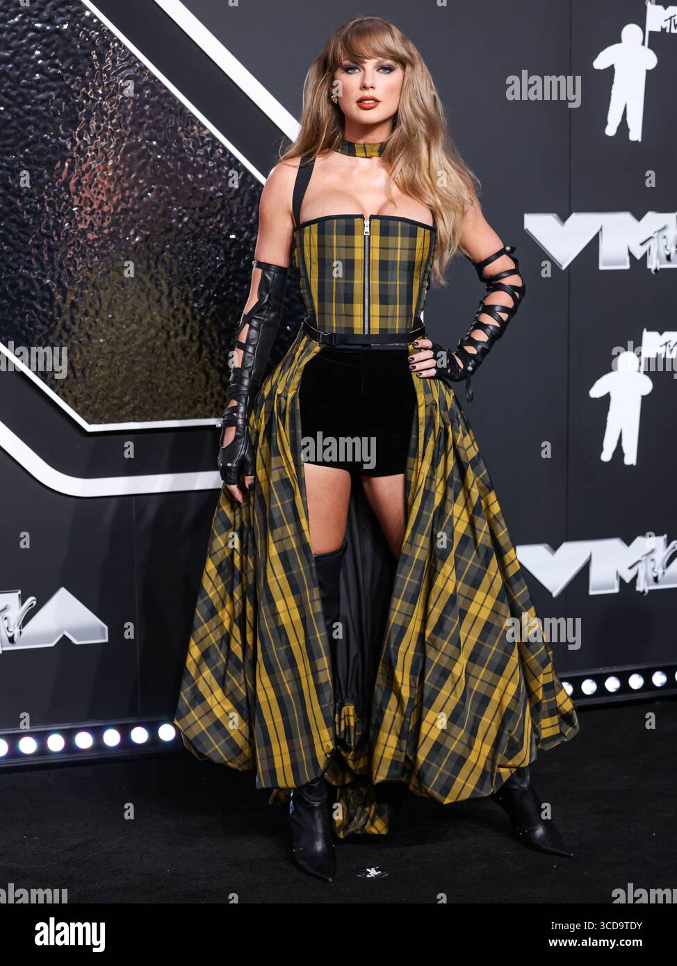 (FILE) Taylor Swift annuncia il nuovo album, "The Life of a Showgirl". L'annuncio a sorpresa del dodicesimo album in studio originale della vincitrice del Grammy è arrivato in modo drammatico, come un conto alla rovescia sul suo sito web è sceso fino alle 00:12 del mattino ora orientale di martedì 12 agosto 2025. ELMONT, NEW YORK, Stati Uniti d'America - 11 SETTEMBRE: La cantautrice statunitense Taylor Swift che indossa Dior arriva agli MTV Video Music Awards 2024 che si sono tenuti all'UBS Arena l'11 settembre 2024 a Elmont, New York, Stati Uniti. (Foto di Xavier Collin/Image Press Agency) Foto Stock