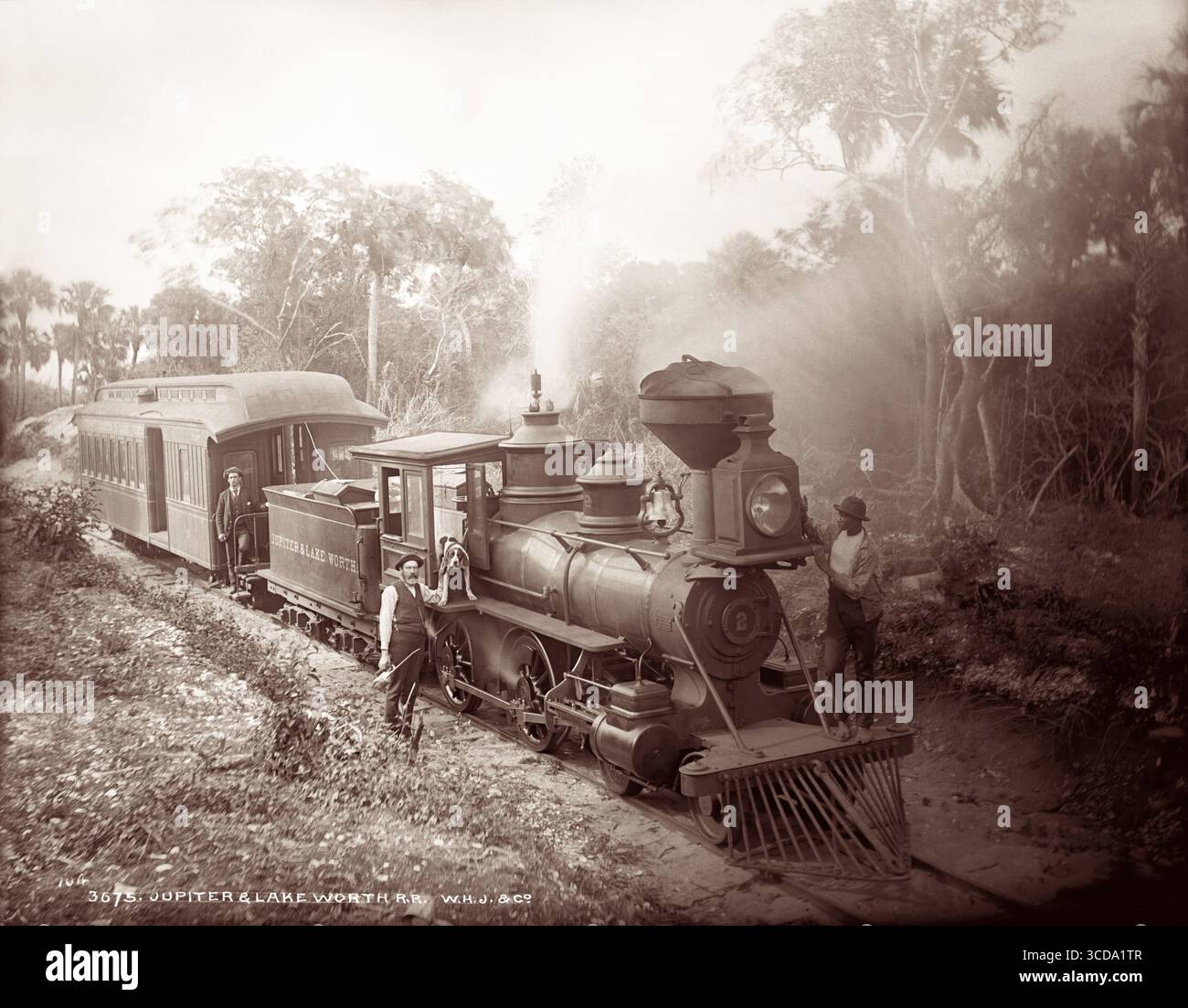 La Jupiter & Lake Worth Railway nel sud-est della Florida operò dal 4 luglio 1889 all'aprile 1895 come una ferrovia a vapore a scartamento ridotto, collegando la riva meridionale del Jupiter Inlet alla testa del lago Worth a Juno (vicino all'attuale PGA Boulevard e A1A a North Palm Beach). Nella foto (da L a R) sono il capitano Matheson (direttore), Blus Rice (ingegnere), Blue (cane uccello) e Milton Messer (vigile del fuoco). Foto Stock