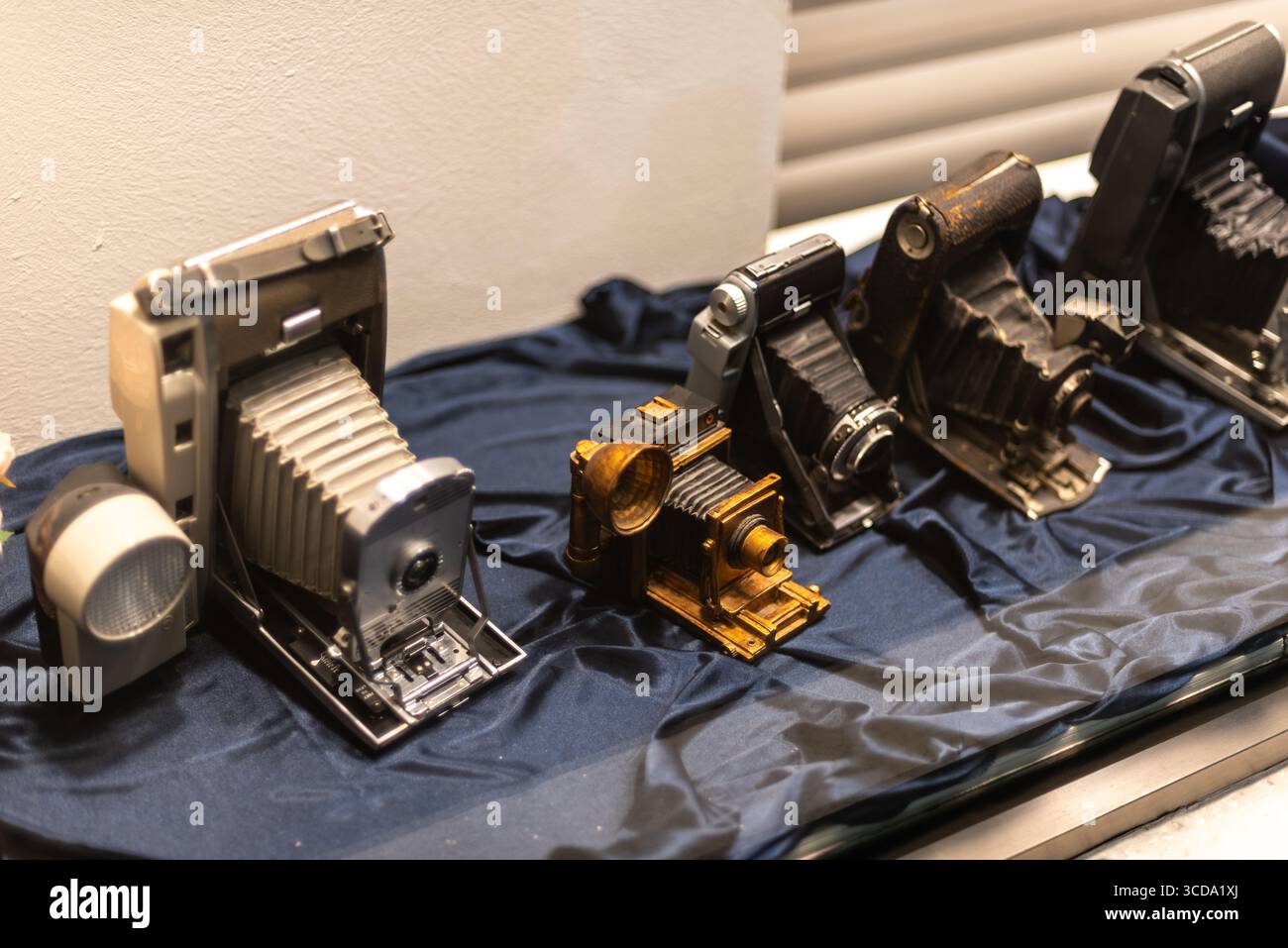 Collezione di macchine fotografiche pieghevoli vintage esposte in un negozio di antiquariato a Seoul, Corea del Sud, il 29 gennaio 2024 Foto Stock