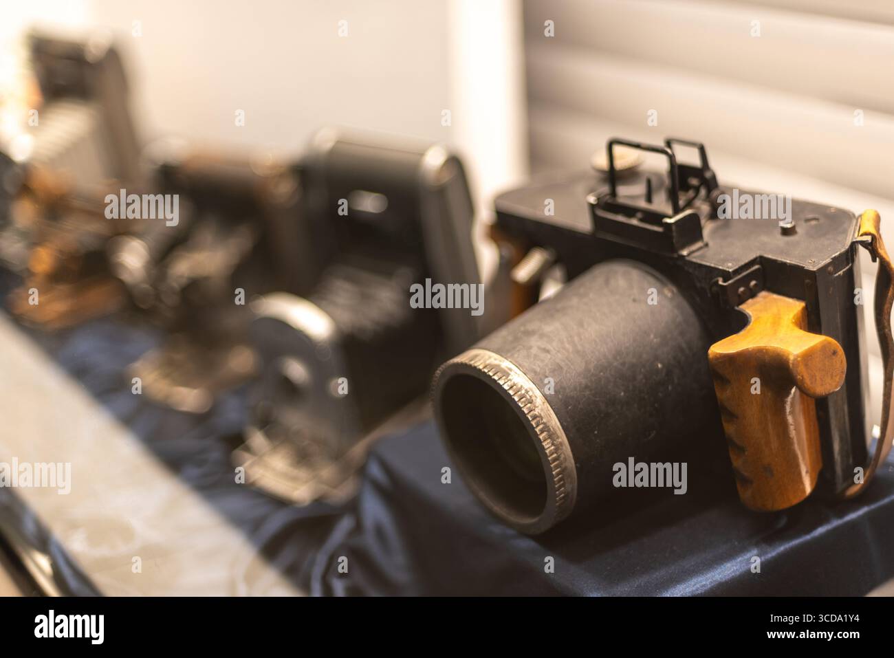 Collezione di macchine fotografiche d'epoca esposte in un negozio di antiquariato a Seoul, Corea del Sud, il 29 gennaio 2024 Foto Stock