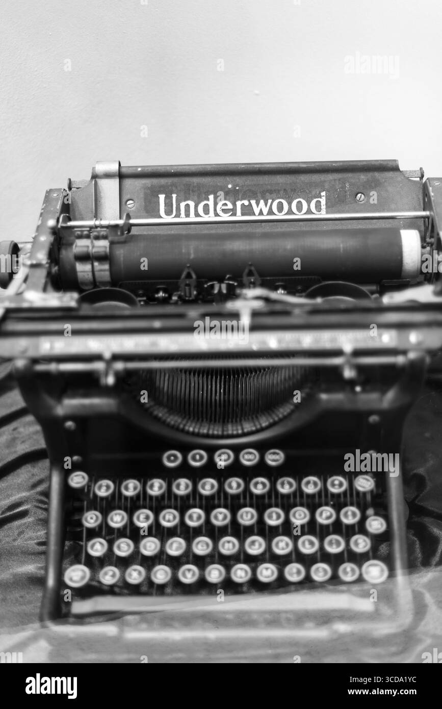 Foto in bianco e nero di una macchina da scrivere Underwood vintage in un negozio di antiquariato a Seoul, Corea del Sud, il 29 gennaio 2024 Foto Stock