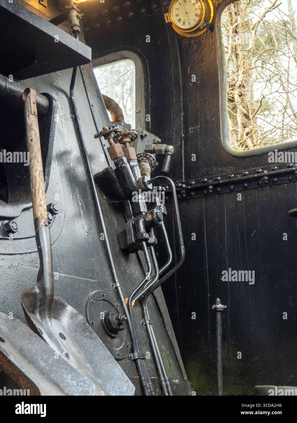 Vano motore treno a vapore con carbone e pala Foto Stock