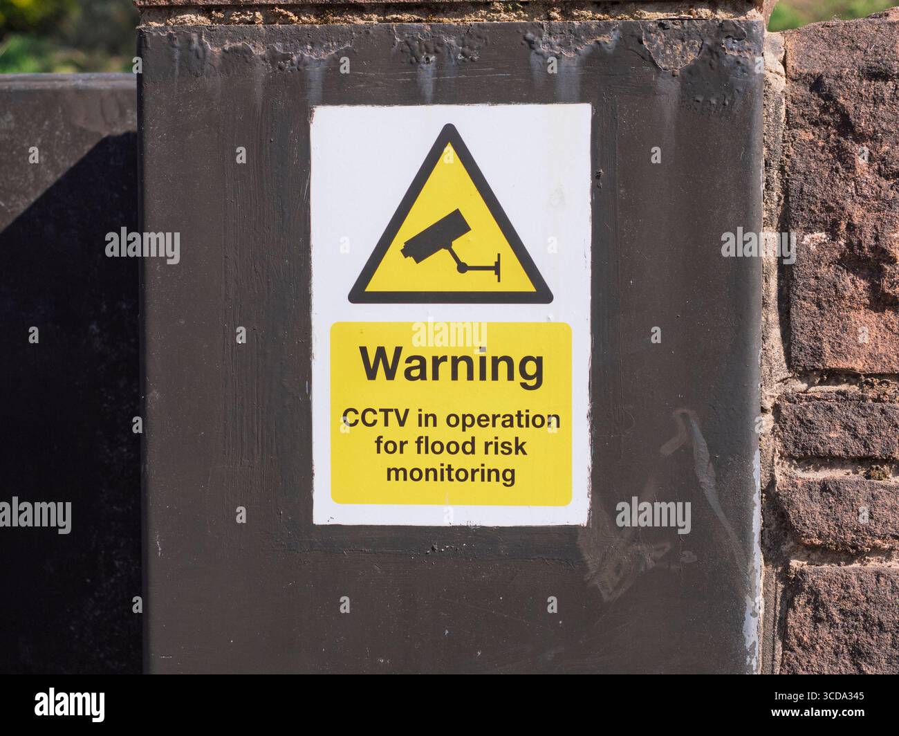 Segnale di avvertimento CCTV in funzione per il monitoraggio del rischio di alluvione. Foto Stock
