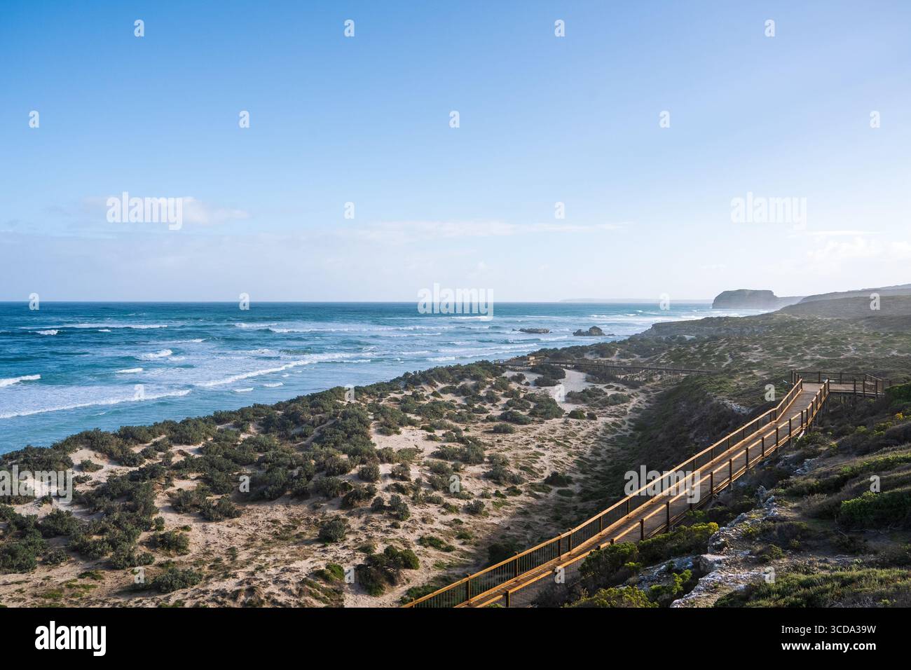 La vista della passerella da dove i turisti possono vedere i leoni marini e la costa al Seal Bay Conservation Park sull'isola di Kangaroo nell'Australia meridionale. Foto Stock