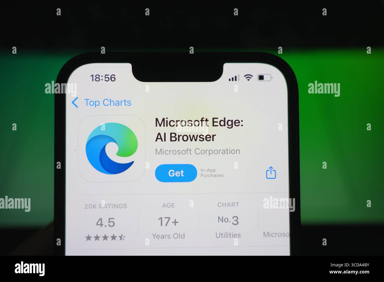 Roosendaal, Paesi Bassi - 09 agosto 2025: Uno smartphone che visualizza il logo di Microsoft Edge nell'App Store. Foto Stock