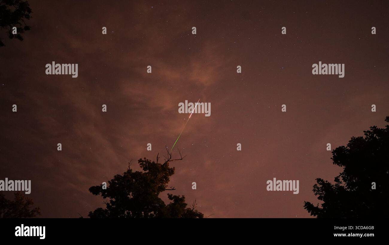 Una vista del fenomeno stellare delle lacrime di San Lorenzo a Zagabria. La pioggia meteorica perseide, chiamata anche "lacrime di San Lorenzo", è una pioggia meteorica osservata da esseri umani da almeno 2000 anni. Si chiama "lacrime di San Lorenzo" come si verifica ogni agosto intorno alla sua festa, a Zagabria, Croazia, il 12 agosto 2025. Foto: Mia Slafhauzer/PIXSELL credito: Pixsell/Alamy Live News Foto Stock