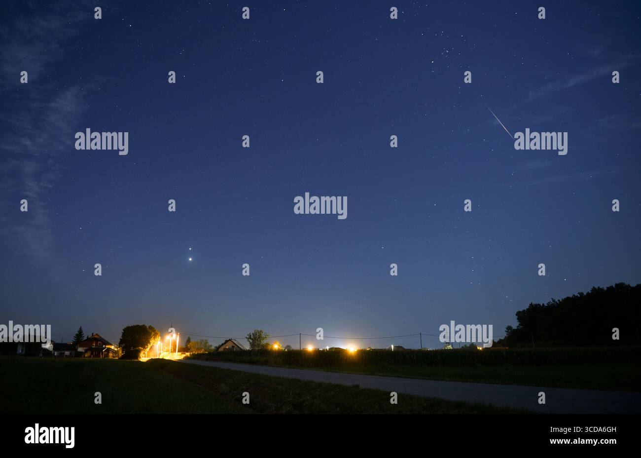 Una vista del fenomeno stellare delle lacrime di San Lorenzo a Zagabria. La pioggia meteorica perseide, chiamata anche "lacrime di San Lorenzo", è una pioggia meteorica osservata da esseri umani da almeno 2000 anni. Si chiama "lacrime di San Lorenzo" come si verifica ogni agosto intorno alla sua festa, a Zagabria, Croazia, il 12 agosto 2025. Foto: Josip Mikacic/PIXSELL credito: Pixsell/Alamy Live News Foto Stock