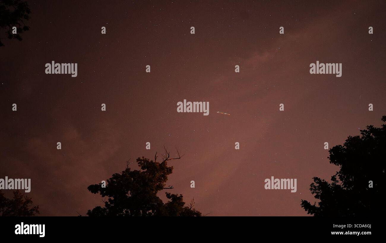 Una vista del fenomeno stellare delle lacrime di San Lorenzo a Zagabria. La pioggia meteorica perseide, chiamata anche "lacrime di San Lorenzo", è una pioggia meteorica osservata da esseri umani da almeno 2000 anni. Si chiama "lacrime di San Lorenzo" come si verifica ogni agosto intorno alla sua festa, a Zagabria, Croazia, il 12 agosto 2025. Foto: Mia Slafhauzer/PIXSELL credito: Pixsell/Alamy Live News Foto Stock