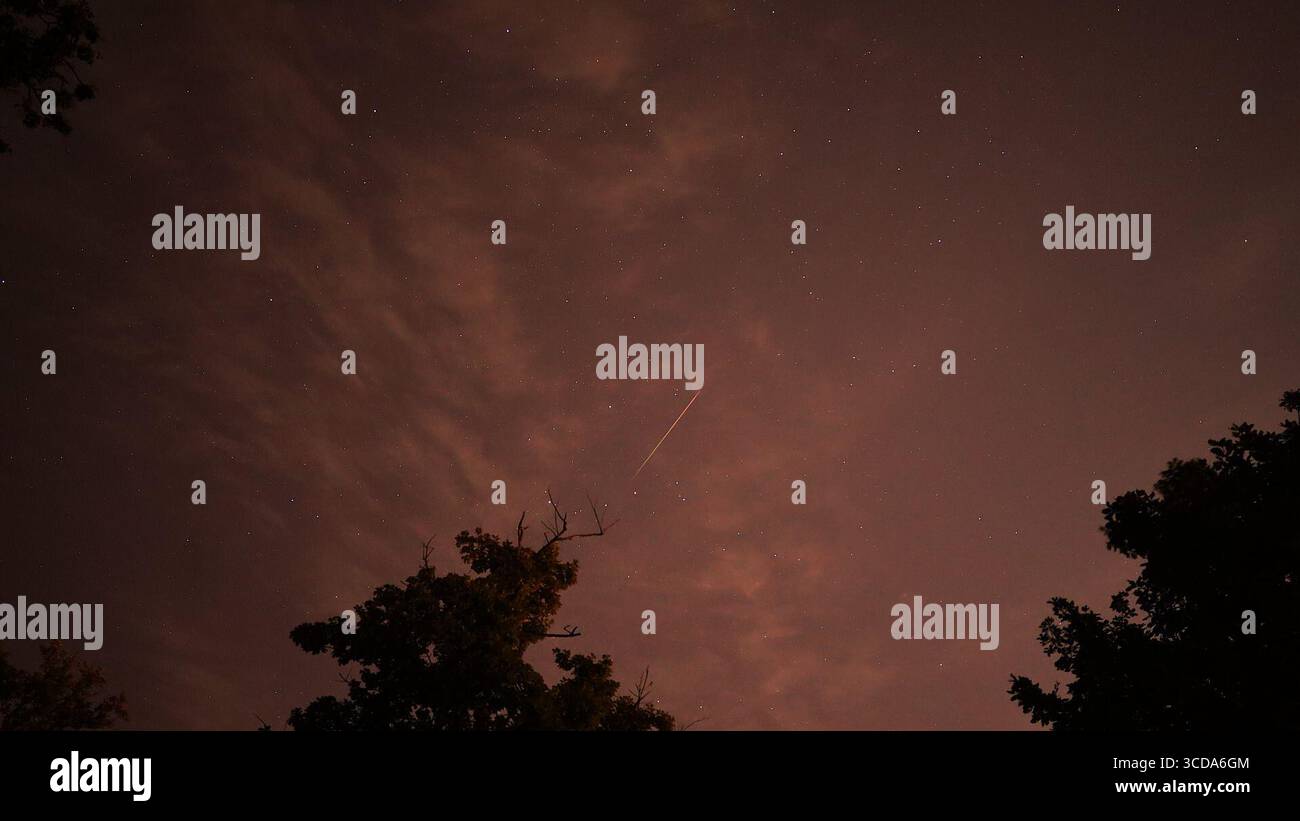 Una vista del fenomeno stellare delle lacrime di San Lorenzo a Zagabria. La pioggia meteorica perseide, chiamata anche "lacrime di San Lorenzo", è una pioggia meteorica osservata da esseri umani da almeno 2000 anni. Si chiama "lacrime di San Lorenzo" come si verifica ogni agosto intorno alla sua festa, a Zagabria, Croazia, il 12 agosto 2025. Foto: Mia Slafhauzer/PIXSELL credito: Pixsell/Alamy Live News Foto Stock