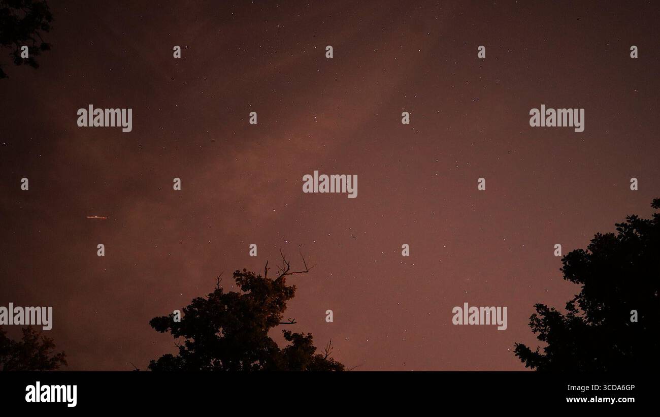 Una vista del fenomeno stellare delle lacrime di San Lorenzo a Zagabria. La pioggia meteorica perseide, chiamata anche "lacrime di San Lorenzo", è una pioggia meteorica osservata da esseri umani da almeno 2000 anni. Si chiama "lacrime di San Lorenzo" come si verifica ogni agosto intorno alla sua festa, a Zagabria, Croazia, il 12 agosto 2025. Foto: Mia Slafhauzer/PIXSELL credito: Pixsell/Alamy Live News Foto Stock