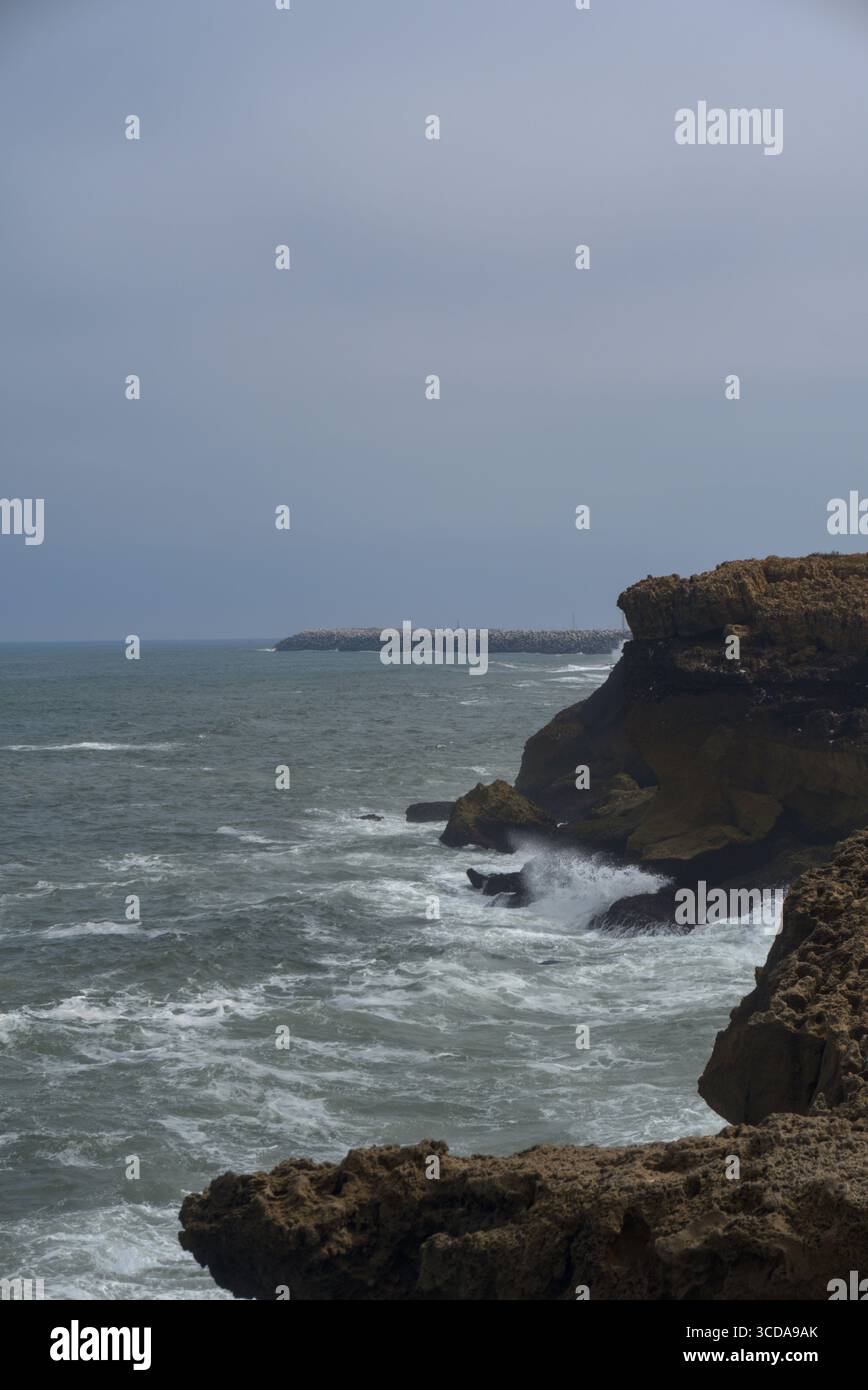 Onde che si infrangono sulle scogliere di Mohammedia, in Marocco Foto Stock