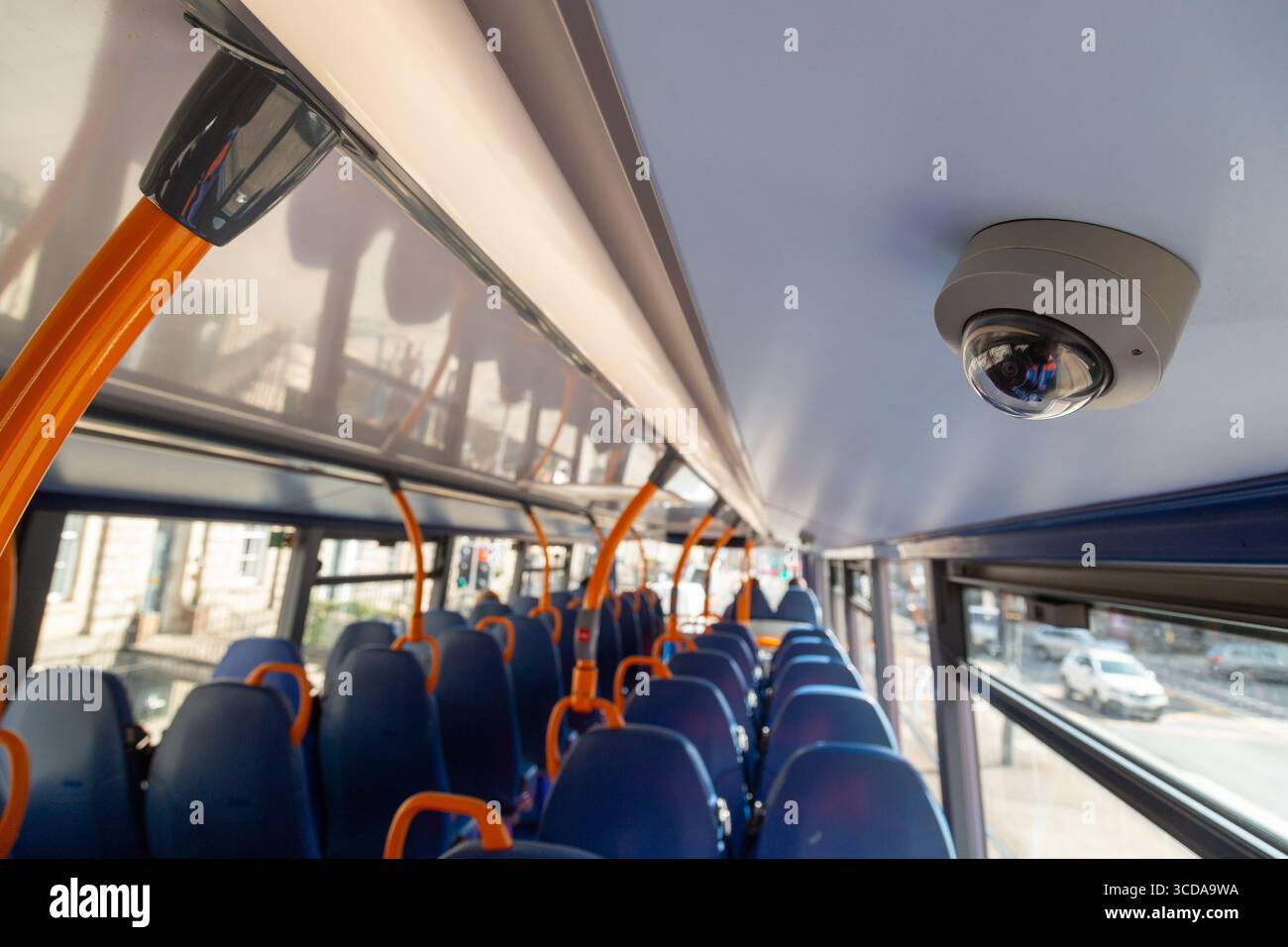 Primo piano della videocamera di sorveglianza su un autobus della diligenza a Edimburgo Foto Stock