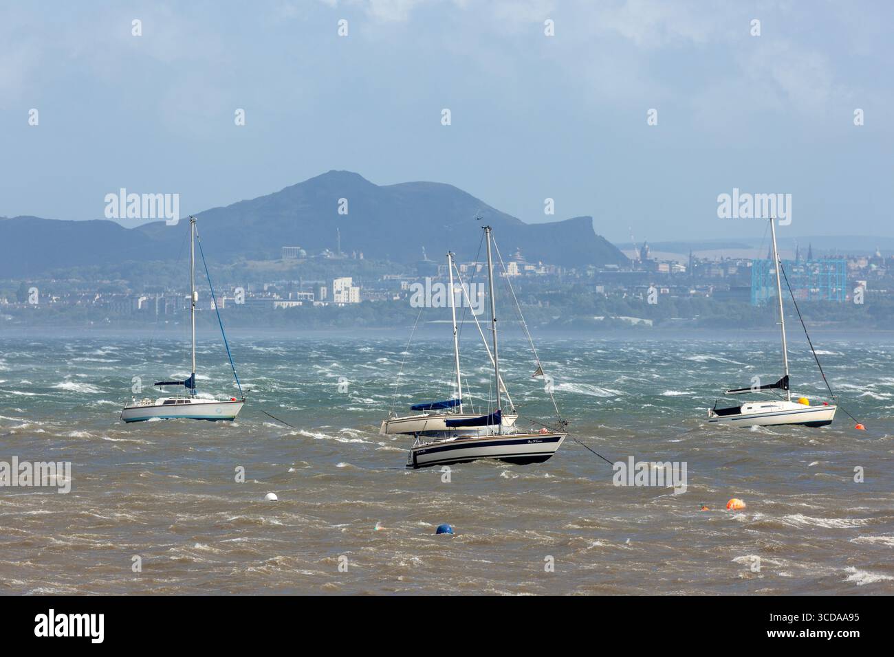 Tempesta Floris che passa attraverso il Firth of Forth causando grandi onde con Edimburgo e Arthur's Seat sullo sfondo. Foto Stock