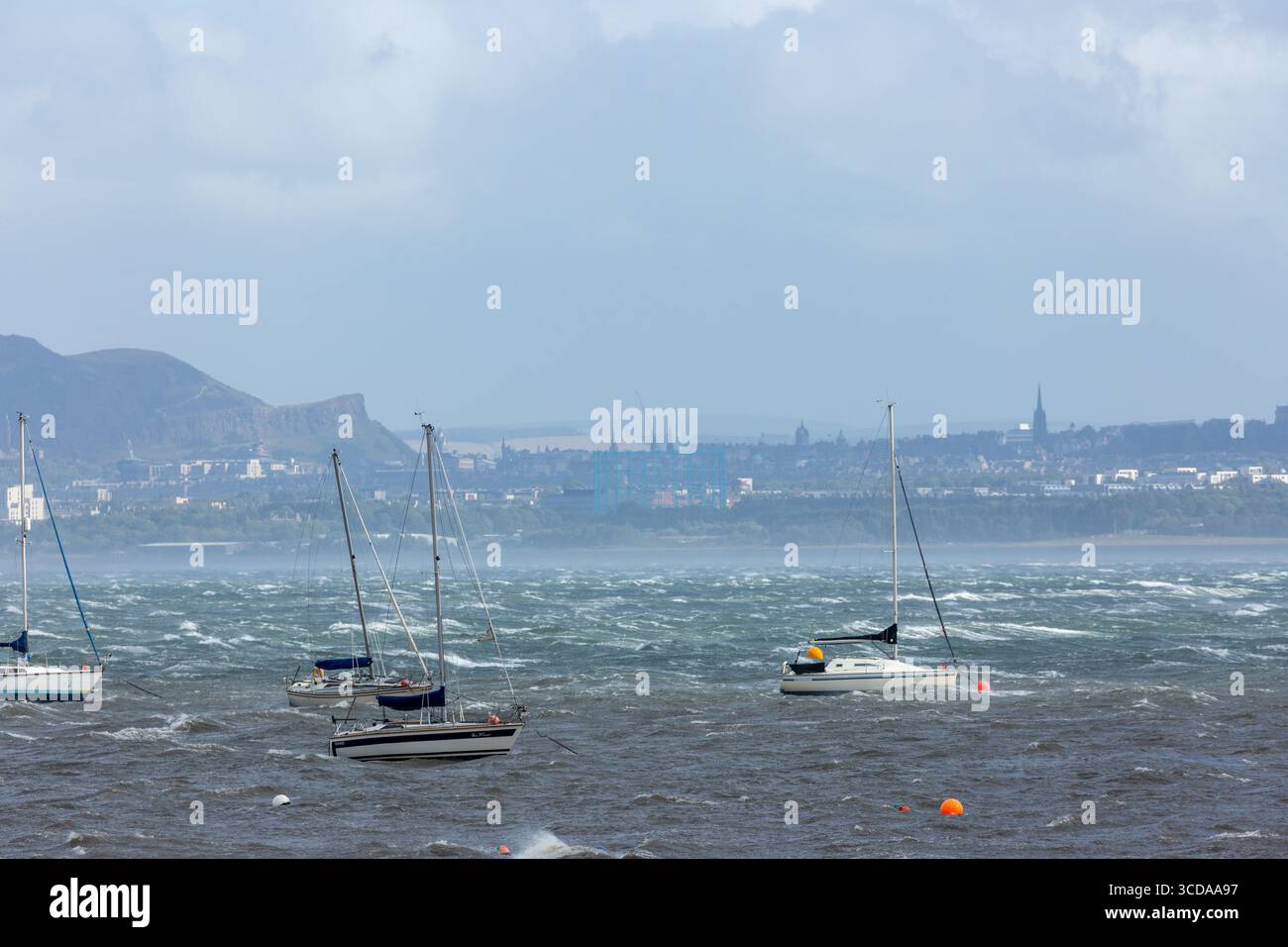 Tempesta Floris che passa attraverso il Firth of Forth causando grandi onde con Edimburgo e Arthur's Seat sullo sfondo. Foto Stock