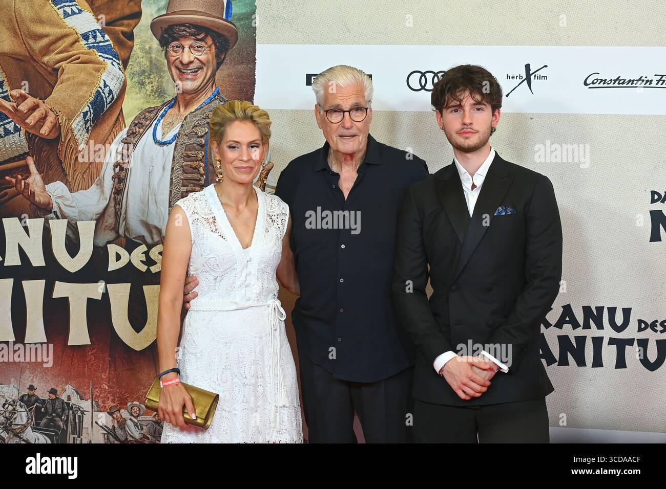 Monaco, Germania. 12 agosto 2025. Sky DU MONT (attore) con la partner Julia SCHUETZE e Son Fayn. La prima cinematografica della CANOA DI MANITOU il 12 agosto 2025, al Mathaeser Kino di Monaco. Credito: dpa Picture Alliance/Alamy Live News Foto Stock