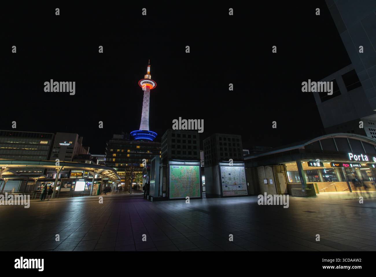 Kyoto, GIAPPONE - 4 dicembre 2021: Scena notturna della Torre di Kyoto che si illumina sopra lo skyline della città, con entrata illuminata del centro commerciale sotterraneo porta nel sagrato Foto Stock
