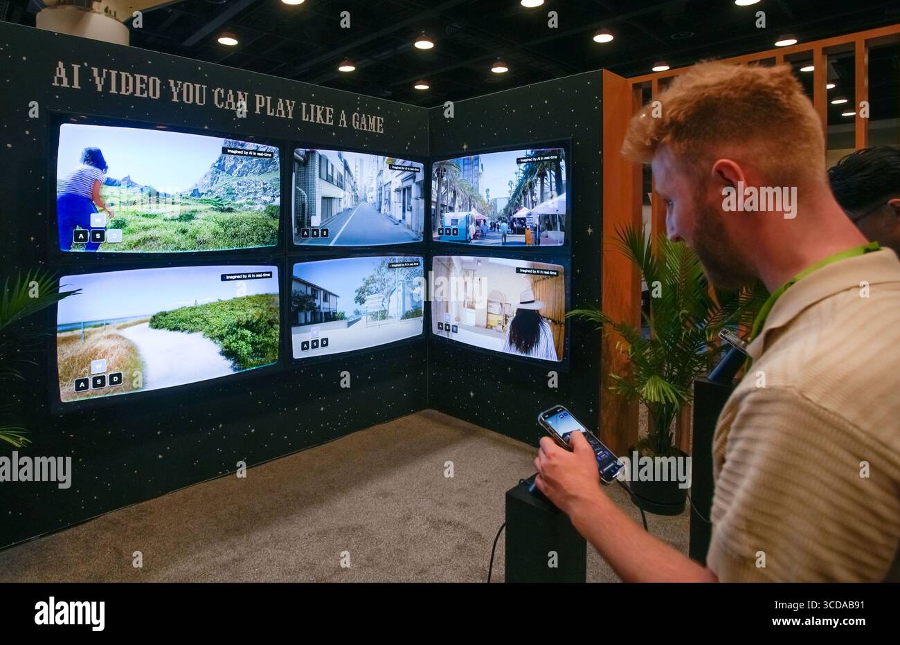 Vancouver, Canada. 12 agosto 2025. Un visitatore sperimenta un video generato dall'IA in tempo reale durante la Premier Conference & Exhibition on computer Graphics & Interactive Techniques (SIGGRAPH 2025) presso il Vancouver Convention Centre a Vancouver, Canada, 12 agosto 2025. La mostra presenta l'innovazione e il progresso tecnologico nei settori della computer grafica, dell'arte digitale, dell'animazione, degli effetti visivi, delle nuove realtà, intelligenza artificiale, ricerca e altro ancora. Crediti: Liang Sen/Xinhua/Alamy Live News Foto Stock