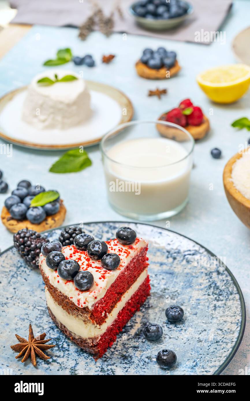 Velluto rosso con crema di caffè: Glassa di espresso colombiano e mirtilli canditi Foto Stock