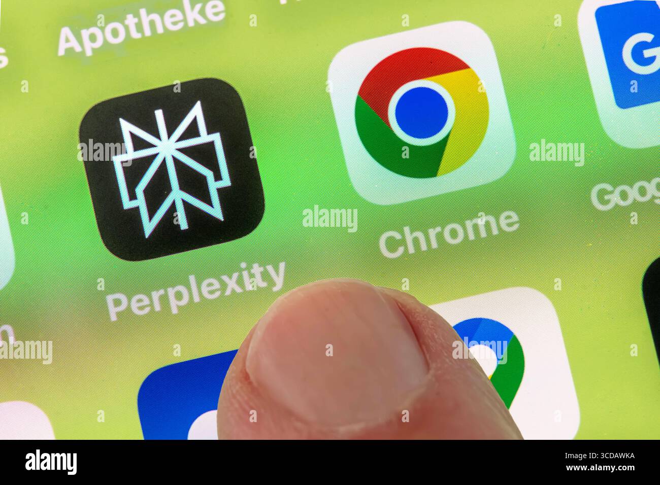 Perplexity will Google Chrome kaufen, Symbolfoto, Apps auf dem Handy-Bildschirm, August 2025 Deutschland, München, August 2025, Perplexity will Google Chrome kaufen, KI Suchmaschine will Chrome Browser für 34,5 Milliarden Dollar kaufen, ai, Symbolfoto, beide Apps auf einem smartphone Bildschirm 2025, Wir 2025 34,5 foto simbolo, entrambe le app sullo schermo di uno smartphone, eco Foto Stock