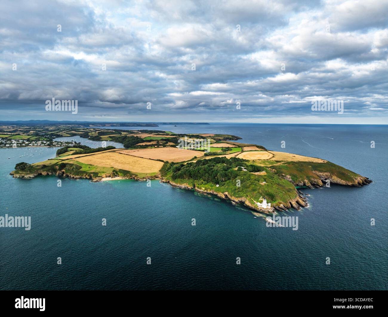 Faro di St Anthony dal drone, penisola di Roseland, passeggiata circolare, Cornovaglia, Regno Unito Foto Stock
