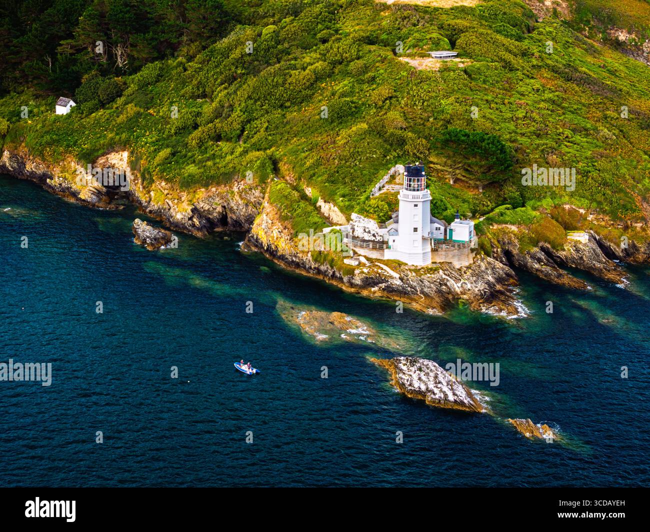 Faro di St Anthony dal drone, penisola di Roseland, passeggiata circolare, Cornovaglia, Regno Unito Foto Stock