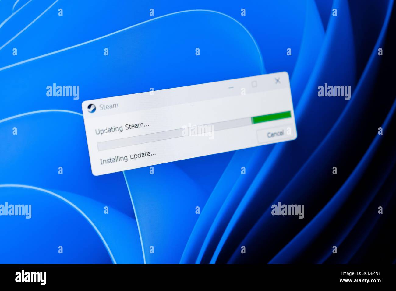 Poznan, Polonia - 9 agosto 2025: Finestra di aggiornamento della piattaforma Steam visualizzata in modo prominente su un desktop blu vivace, che illustra la necessità di appl Foto Stock