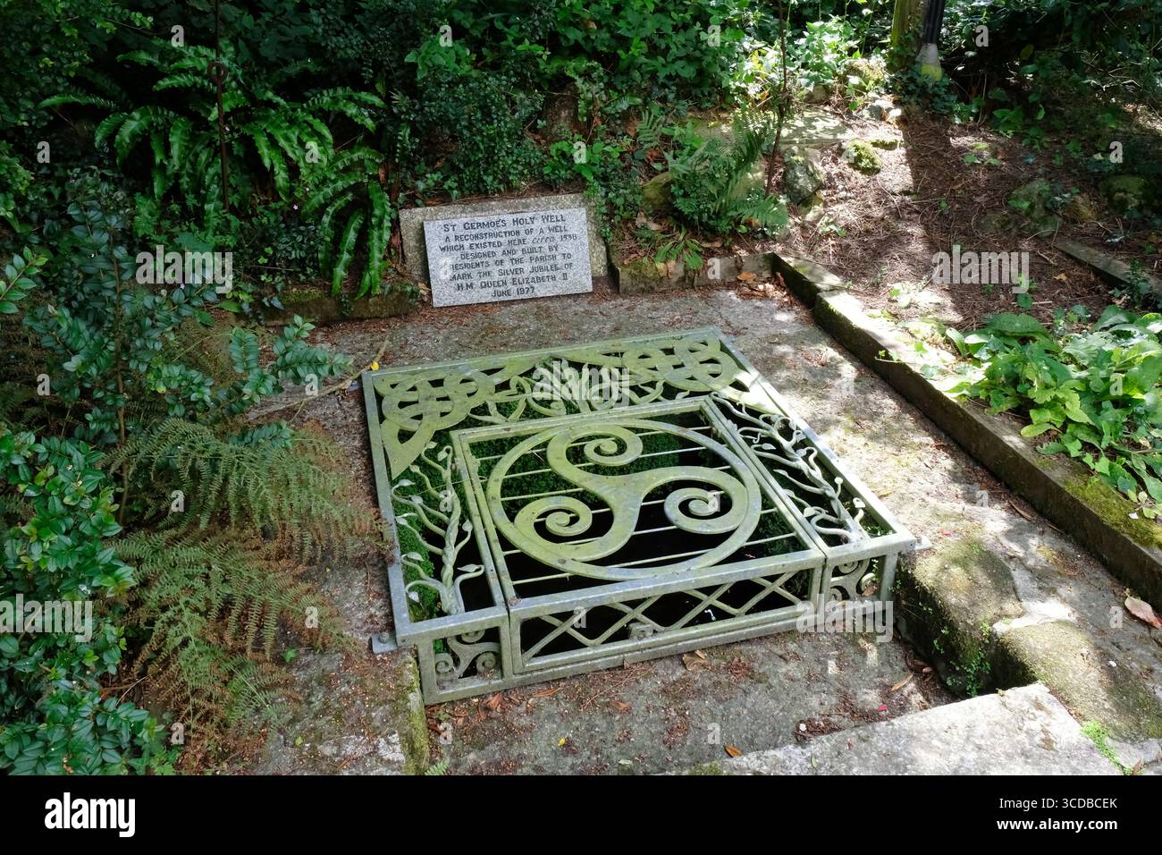 St. Germoe's Holy Well con un'ornata copertura in ferro in stile celtico, Germoe, Cornovaglia, Regno Unito Foto Stock