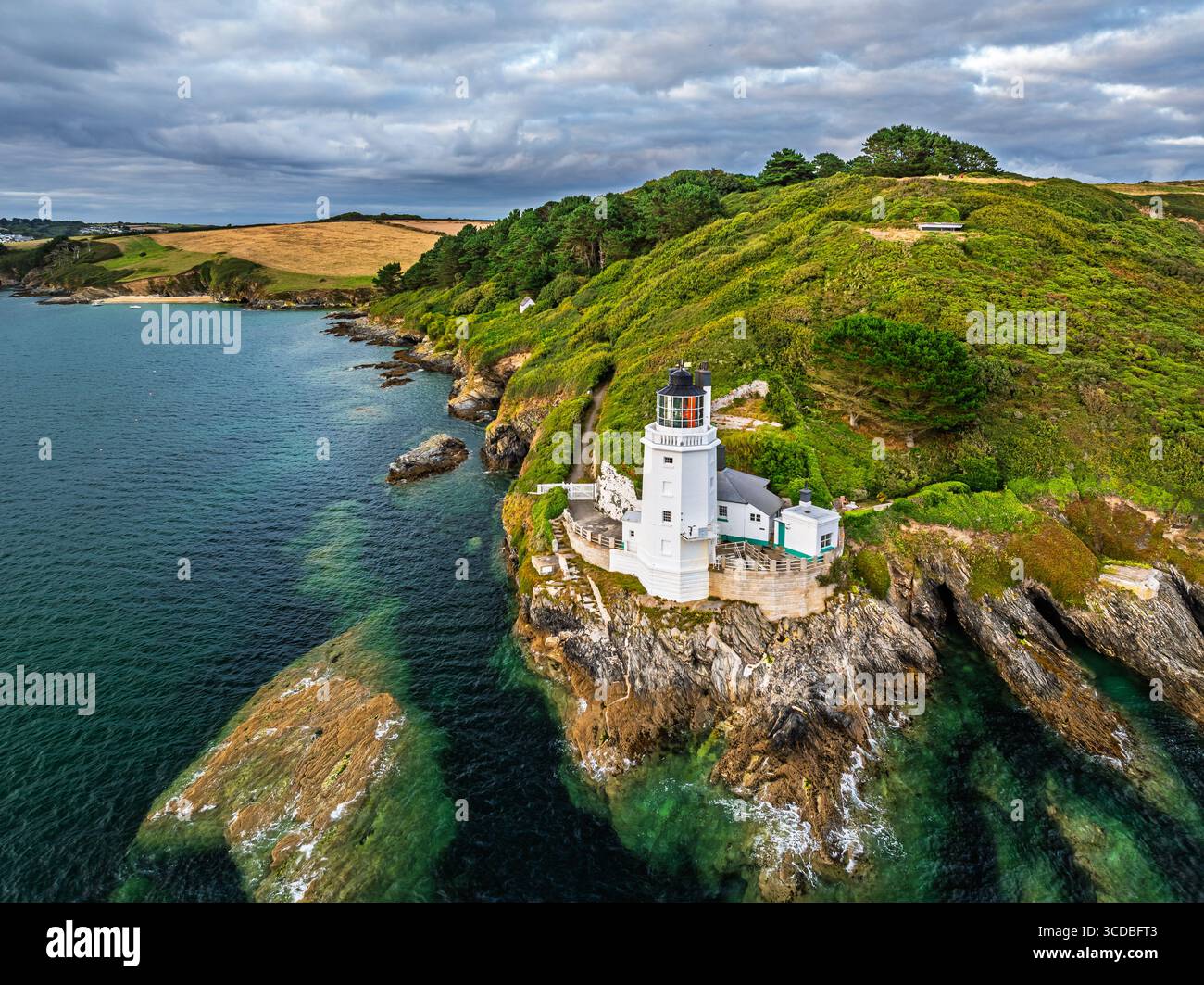 Faro di St Anthony dal drone, penisola di Roseland, passeggiata circolare, Cornovaglia, Regno Unito Foto Stock