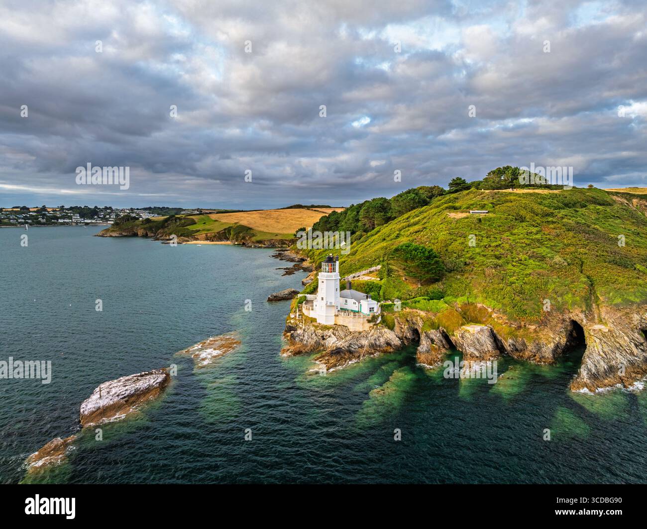 Faro di St Anthony dal drone, penisola di Roseland, passeggiata circolare, Cornovaglia, Regno Unito Foto Stock