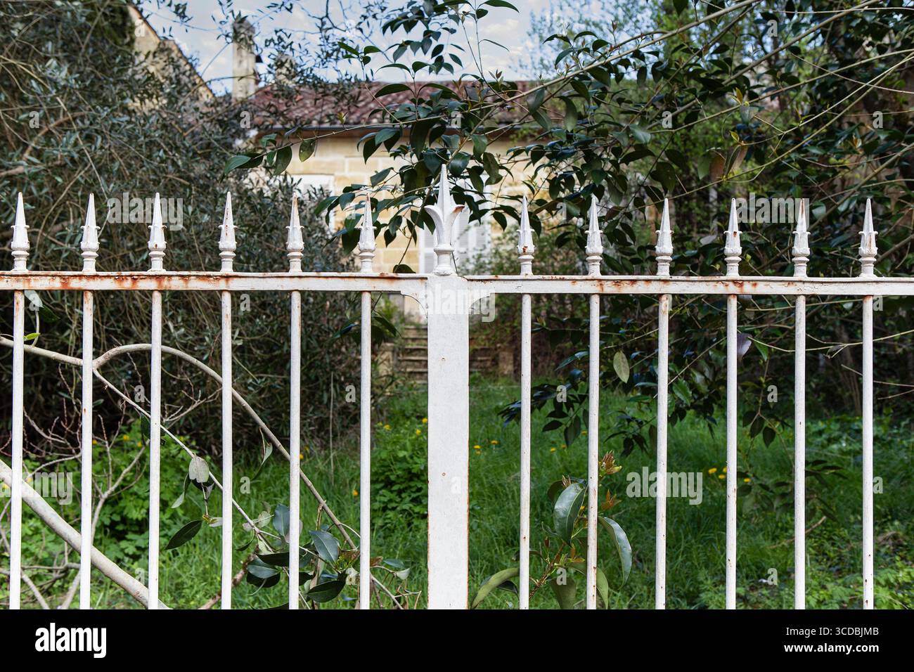 Cancello chiuso di una casa abbandonata in un villaggio Foto Stock