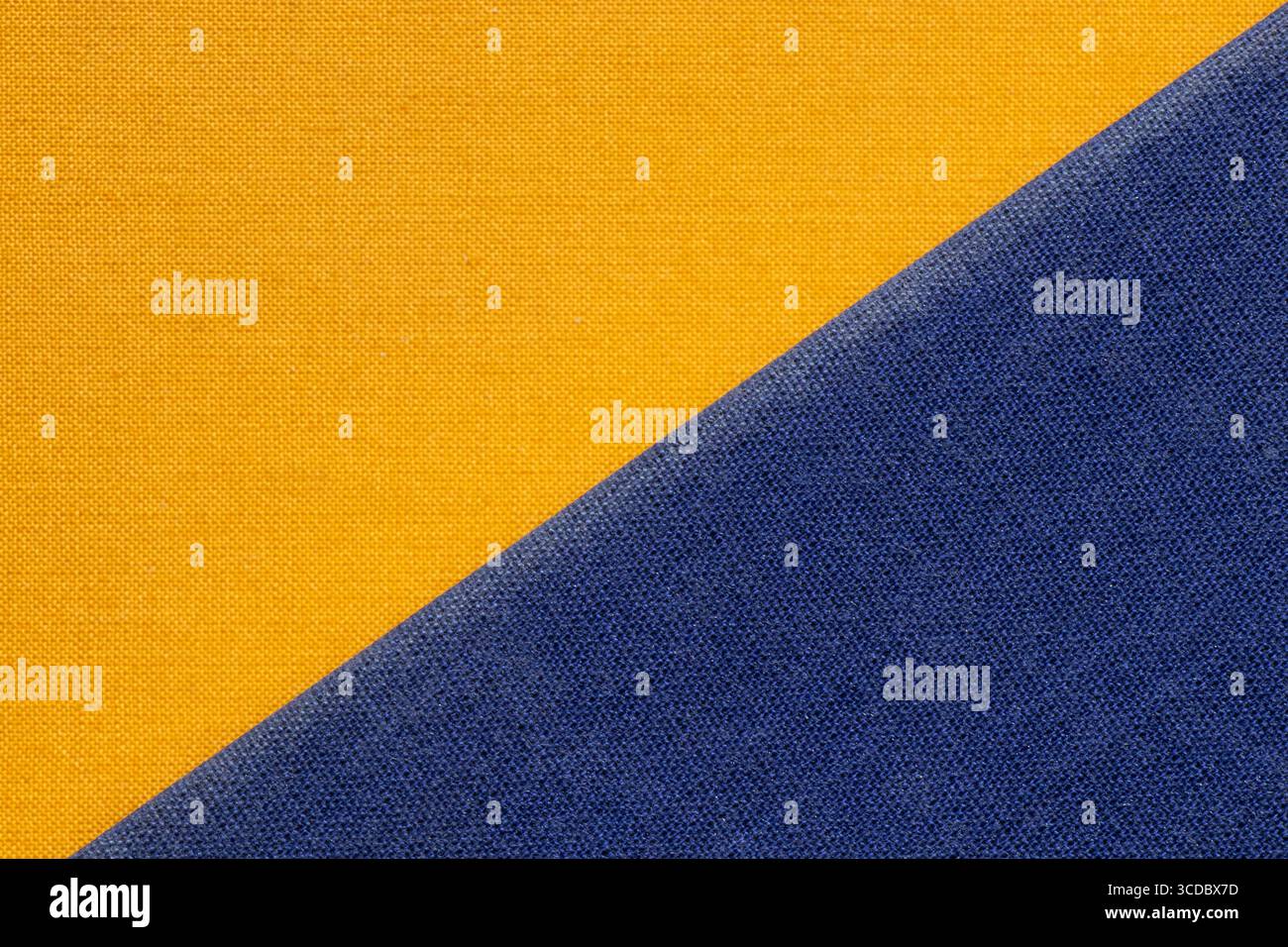 Tessuto arancione e tessuto blu in diagonale, texture da primo piano, copertine di due vecchi libri di colori diversi Foto Stock