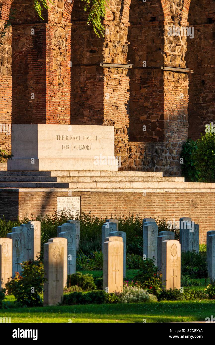 Pietra commemorativa nel cimitero di guerra di Roma, in Italia, con l'iscrizione "il loro nome vita per Evermore". Foto Stock