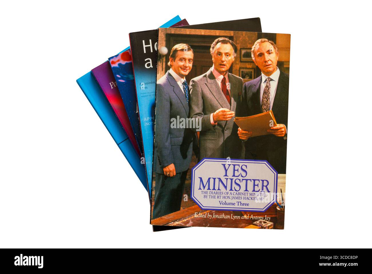 Selezione di libri con il libro YES Minister in cima isolato su sfondo bianco - i diari di un ministro del governo del deputato della RT Hon James hacker Foto Stock