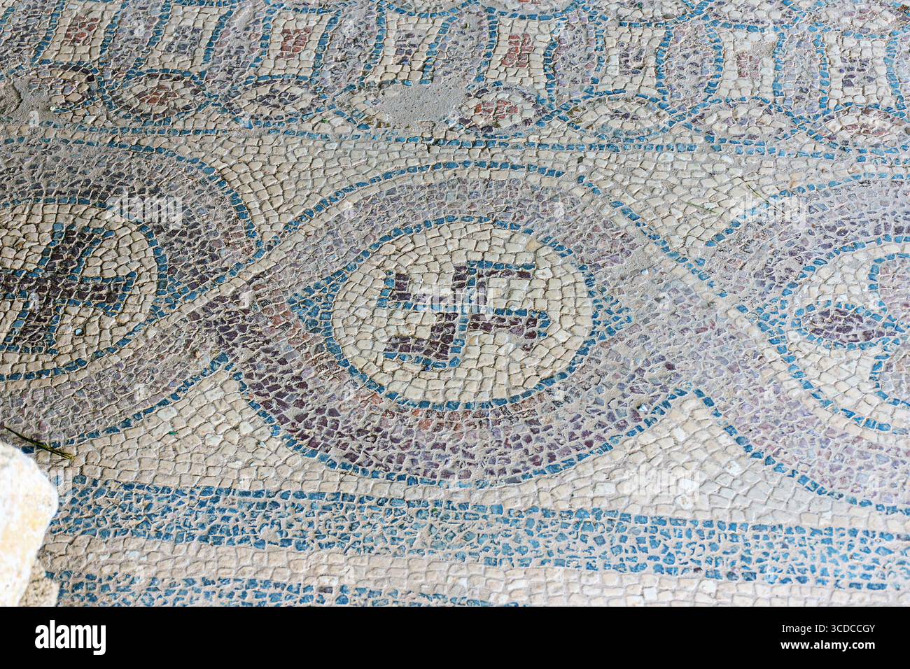 Fonte battesimale con un mosaico di svastica a Plaoshnik vicino alla chiesa di San Clemente e Panteleimon - Ocrida Foto Stock
