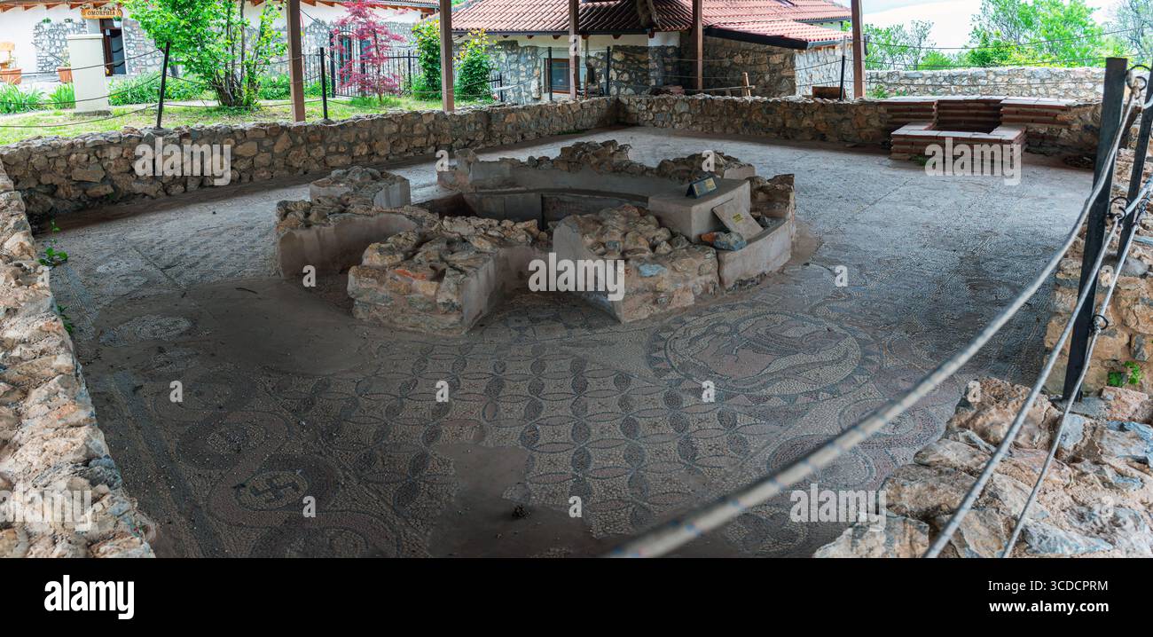 Fonte battesimale con un mosaico di svastica a Plaoshnik vicino alla chiesa di San Clemente e Panteleimon - Ocrida Foto Stock