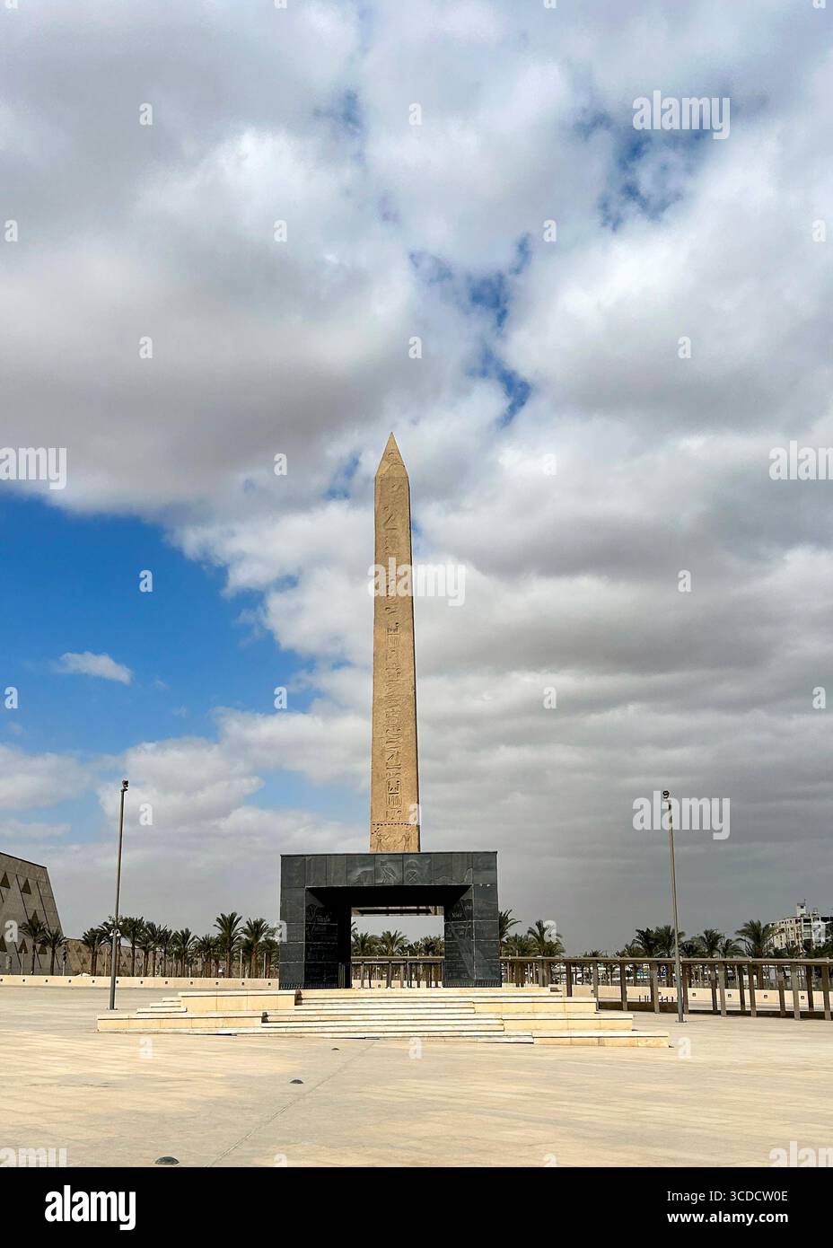 L'Obelisco sospeso, un antico monumento sospeso presso il Grand Egyptian Museum del Cairo, in Egitto. Foto Stock