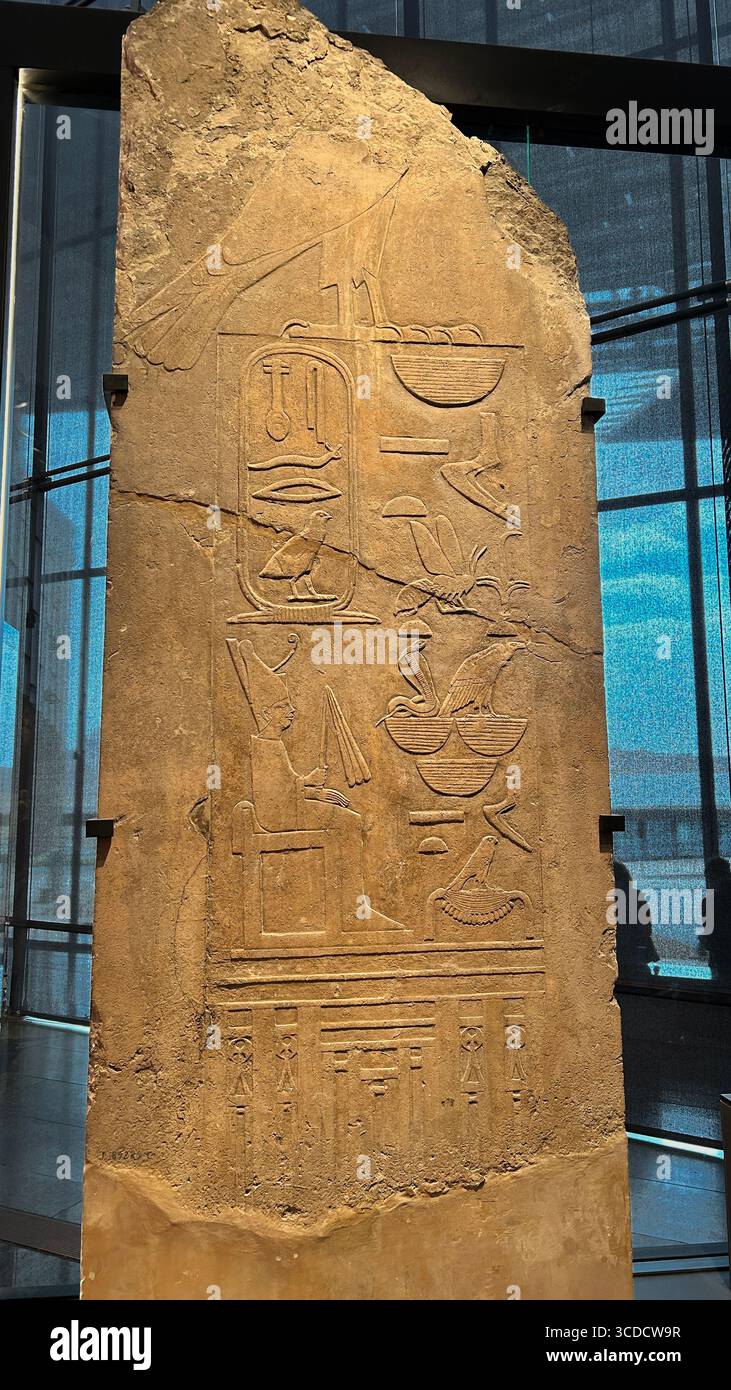 Antica stele con iscrizioni del faraone Sneferu, esposta al Grand Egyptian Museum vicino alle piramidi di Giza in Egitto. Foto Stock